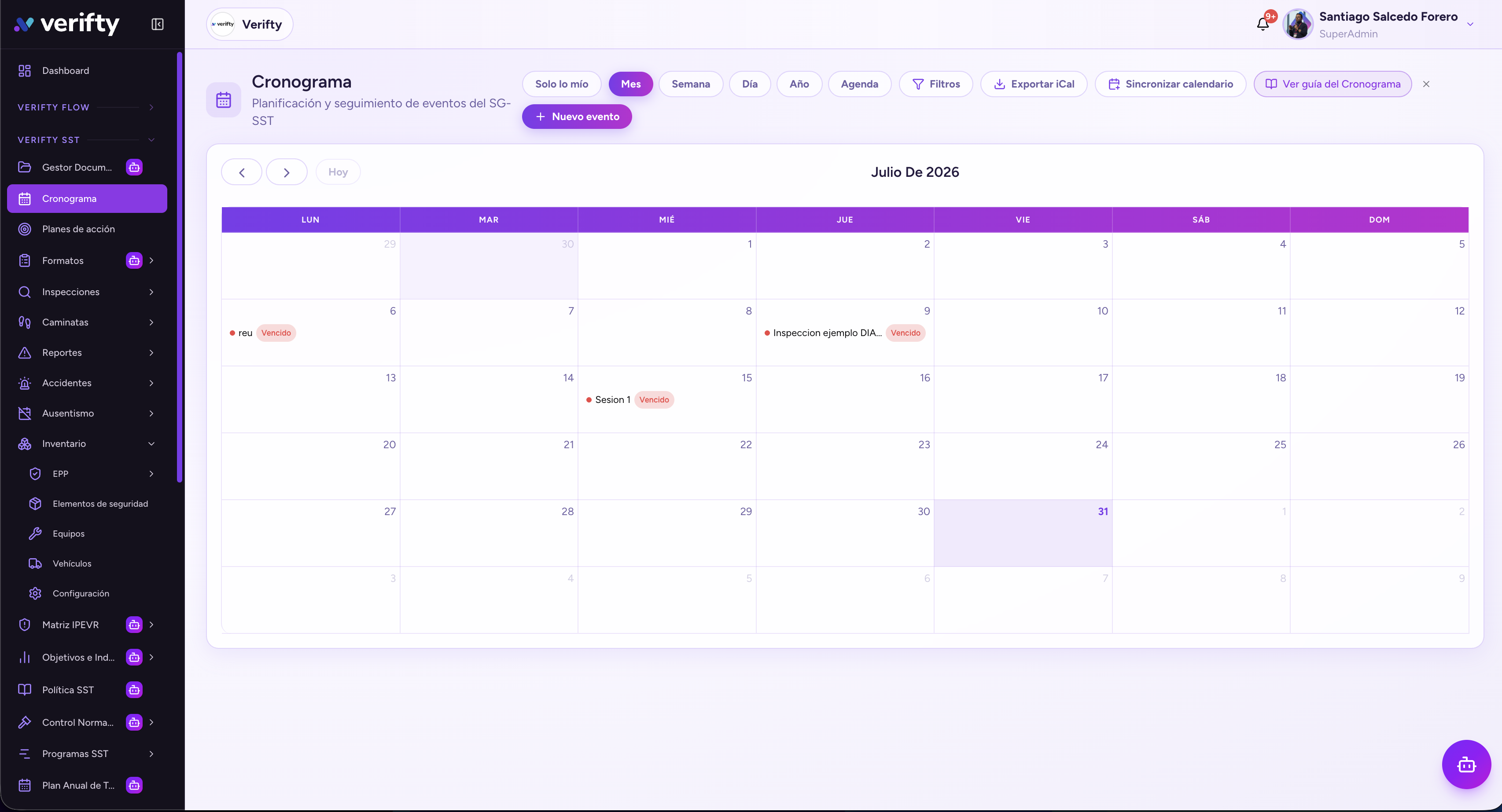 Cronograma SST de Verifty en vista de calendario mensual con eventos del sistema de gestión y badges de estado Vencido